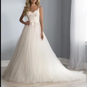 NWT Jacqueline Esclusive Lace Tulle Wedding Gown with Train Size 14